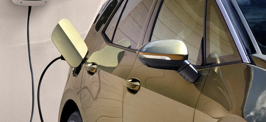 Pri nabíjaní automobilu firme spotreboval elektrinu za 40 centov. Dostal padáka!