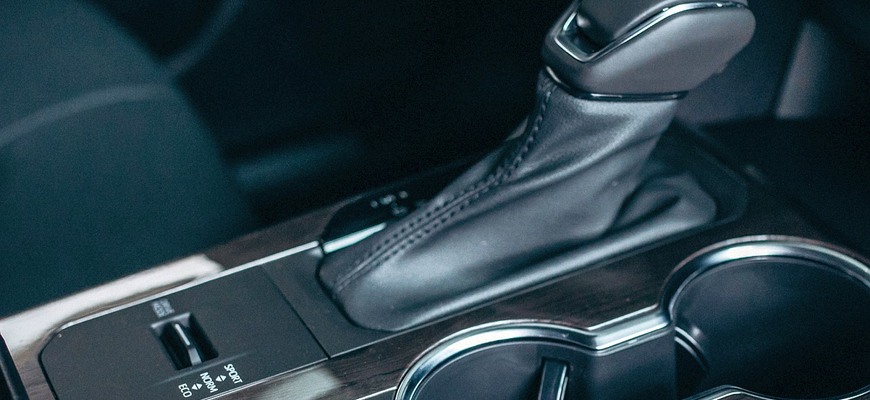 Kupujú už Slováci jazdenky s automatom viac ako s manuálom? A čo Česi?