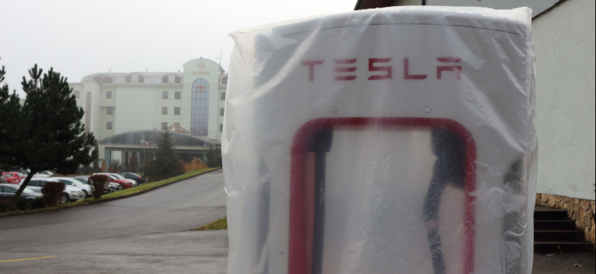 Pri Zvolene stojí prvý Tesla Supercharger! Otvoria ho čoskoro