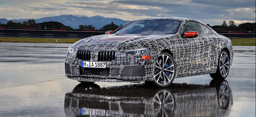BMW 8 robí záverečné testy na okruhu. Príde aj model BMW M8