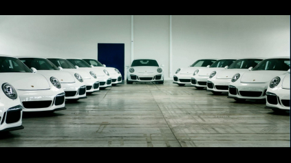 NEVIEŠ, ČO S PENIAZMI? KÚP 22 PANENSKÝCH PORSCHE 911 GT3, ZÍDU SA