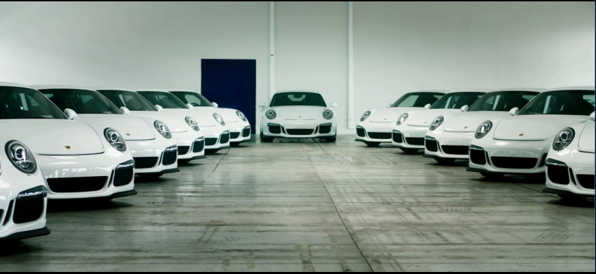Nevieš, čo s peniazmi? Kúp 22 panenských Porsche 911 GT3, zídu sa