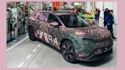 NOVÁ ŠKODA PEAQ LEN S ĽAHKOU KAMUFLÁŽOU PRI OTVORENÍ ČESKEJ TOVÁRNE NA BATÉRIE!