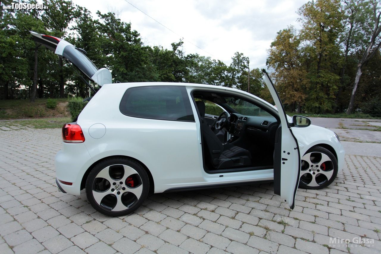 Interiér je spracovaný mimoriadne kvalitne. Golf GTI je doslova prémiové auto.