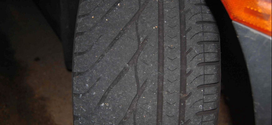Ako by sa mala správne merať hĺbka dezénu pneumatiky? Mal byť mať aspoň 4 mm