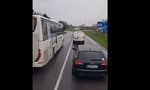 Vodič autobusu ohrozil ostatných! Dal to na hulváta, plnú čiaru aj značky mal kompletne v paži