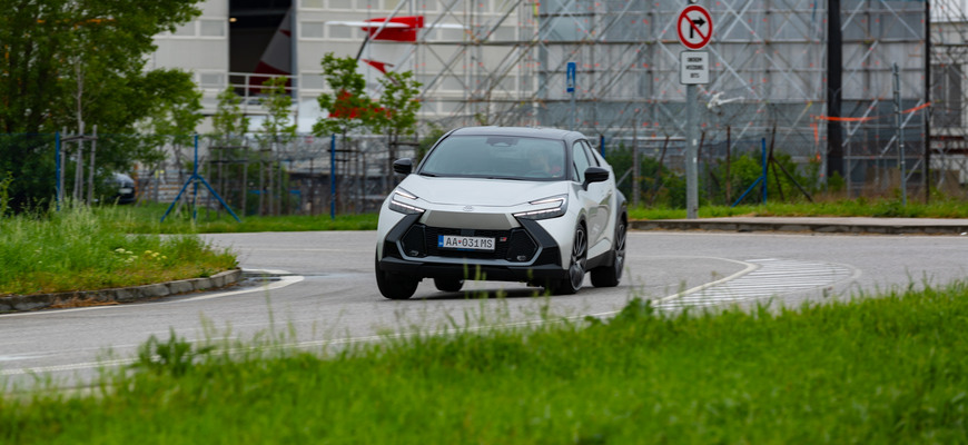 Test Toyota C-HR PHEV: má voči hybridu zmysel?