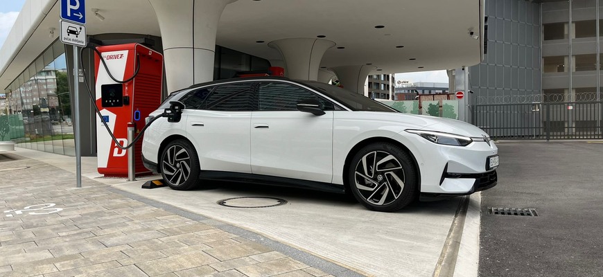 Volkswagen ID.7 dostal menšiu batériu a spolu s ňou aj zaujímavú cenu