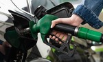 Nové palivá pre chudobných!? Luxusná automobilka si uvedomuje, že staré autá nepatria na smetisko