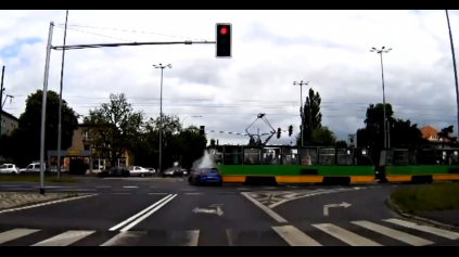 S AUDI RS6 PREŠIEL NA ČERVENÚ, SNAŽIL SA DRIFTOVAŤ A NAPÁLIL DO ELEKTRIČKY