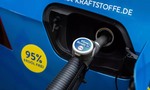 Strašne drahý syntetický benzín? Nový KlimaBenzin95 je dostupný a na CO2 prehráva aj elektromobil!