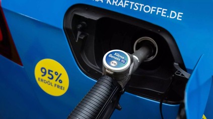 STRAŠNE DRAHÝ SYNTETICKÝ BENZÍN? NOVÝ KLIMABENZIN95 JE DOSTUPNÝ A NA CO2 PREHRÁVA AJ ELEKTROMOBIL!