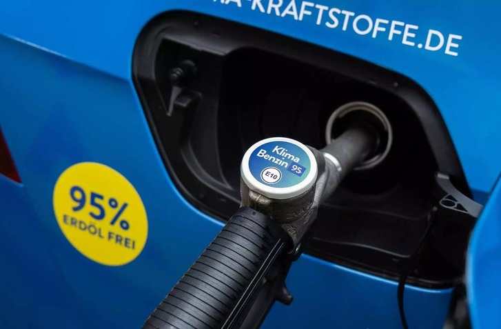 STRAŠNE DRAHÝ SYNTETICKÝ BENZÍN? NOVÝ KLIMABENZIN95 JE DOSTUPNÝ A NA CO2 PREHRÁVA AJ ELEKTROMOBIL!