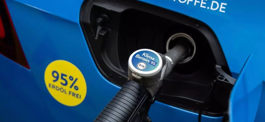 Strašne drahý syntetický benzín? Nový KlimaBenzin95 je dostupný a na CO2 prehráva aj elektromobil!