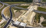 KONEČNE - úplné presmerovanie kamiónov mimo Bratislavy. Križovatka D1D4 má ďalšiu vetvu