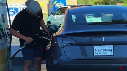 CHLAPÍK SA NIEKOĽKO MINÚT SNAŽIL NATANKOVAŤ NAFTU. NEVEDEL, ŽE TESLA MODEL 3 JAZDÍ NA ELEKTRINU