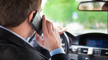 Ako v aute telefonovať bez pokuty?