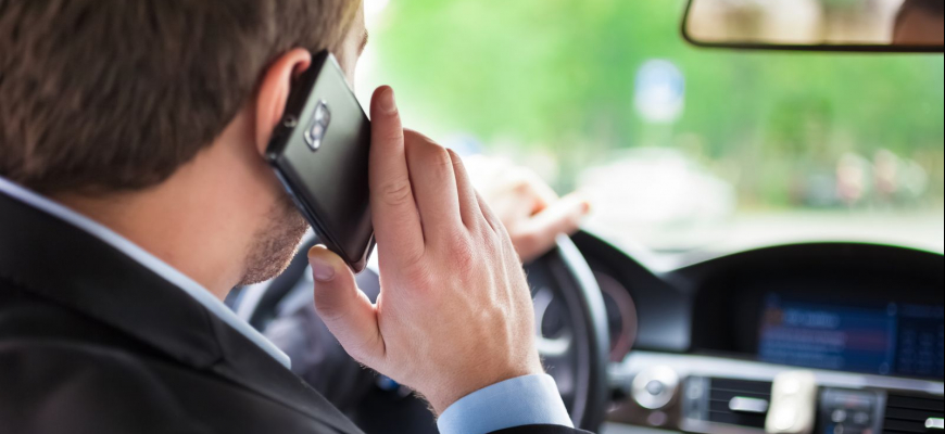 Ako v aute telefonovať bez pokuty?