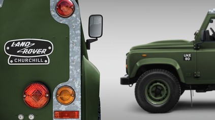 KLASICKÝ LAND ROVER DEFENDER OPÄŤ NA SCÉNE! POCTA CHURCHILLOVI DOSTALA OSEMVALEC