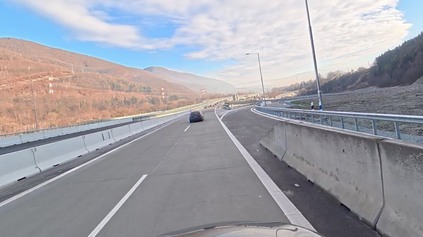 ZJAZD PRI VIŠŇOVOM JE STÁLE ZATVORENÝ. VODIČI ZÁKAZ HROMADNE IGNORUJÚ