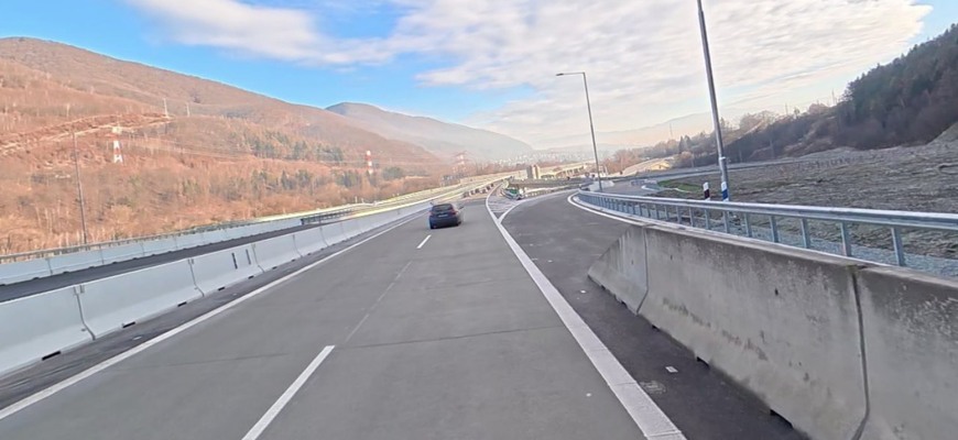 Zjazd pri Višňovom je stále zatvorený. Vodiči zákaz hromadne ignorujú