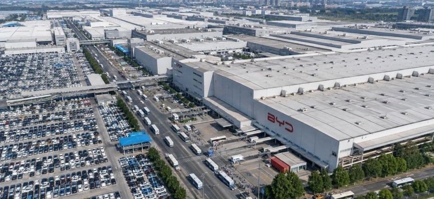 Najväčšia automobilka sveta bude čínska? Vezme BYD prvenstvo Toyote?