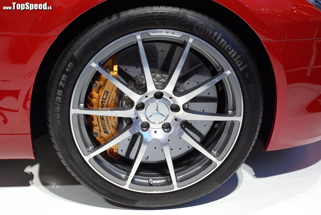 Brzdná sústava nového SLS AMG je karbónovo keramická.
