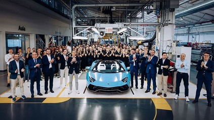 KONIEC JEDNEJ ÉRY A V12 BEZ ELEKTRIFIKÁCIE. Z VÝROBNEJ LINKY ZIŠLO POSLEDNÉ LAMBORGHINI AVENTADOR