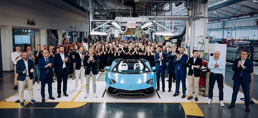 Koniec jednej éry a V12 bez elektrifikácie. Z výrobnej linky zišlo posledné Lamborghini Aventador