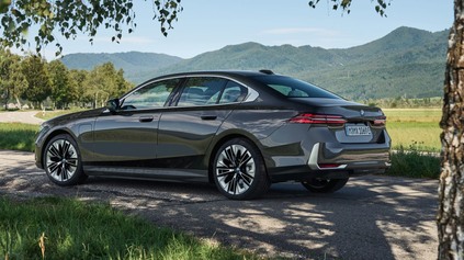 NOVÁ PÄŤKA JE V EURÓPE KONEČNE DOSTUPNÁ AJ SO ŠESŤVALCOM. BMW 550E XDRIVE MÁ 489 KONÍ