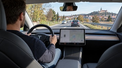 TESLA FSD SUPERVISED DOSTALA V ČESKU ZELENÚ. KDE JU MÔŽU POUŽÍVAŤ SLOVÁCI?