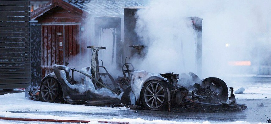 Stane sa požiar elektromobilu kvôli poškodenej batérii minulosťou? Pomôcť má umelá inteligencia