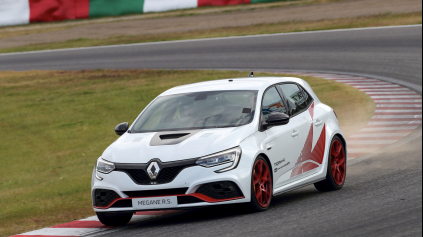 Japonské zemetrasenie. Megane RS Trophy R prekonal traťový rekord!