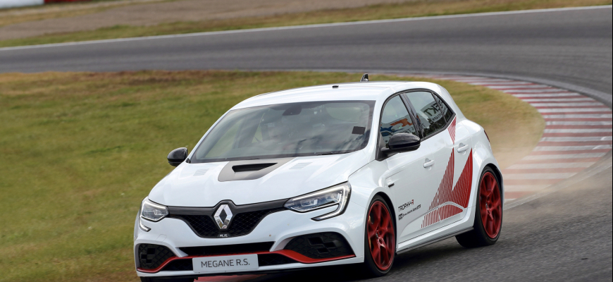 Japonské zemetrasenie. Megane RS Trophy R prekonal traťový rekord!