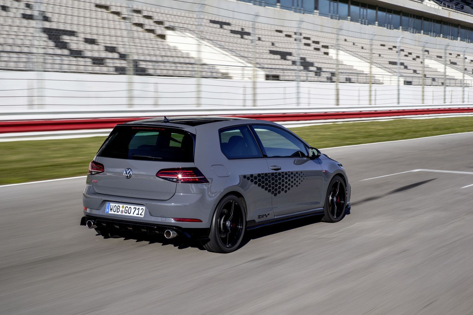 VW Golf GTI TCR na Nürburgringu za Type R zaostáva