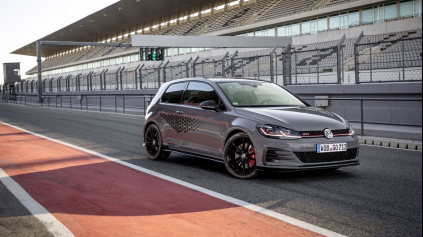 VW Golf GTI TCR na Nürburgringu za Civicom Type R zaostáva