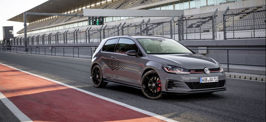 VW Golf GTI TCR na Nürburgringu za Civicom Type R zaostáva