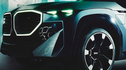 NOVÉ BMW XM ZAČÍNA ODHAĽOVAŤ SVOJE TVARY. A NENÁPADNÁ ELEGANCIA TICHO STOJÍ V KÚTE