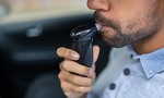 Nový predpis povinne chystá autá na alkoholtester. Kto bude fúkať, zaplatí 2000 eur navyše