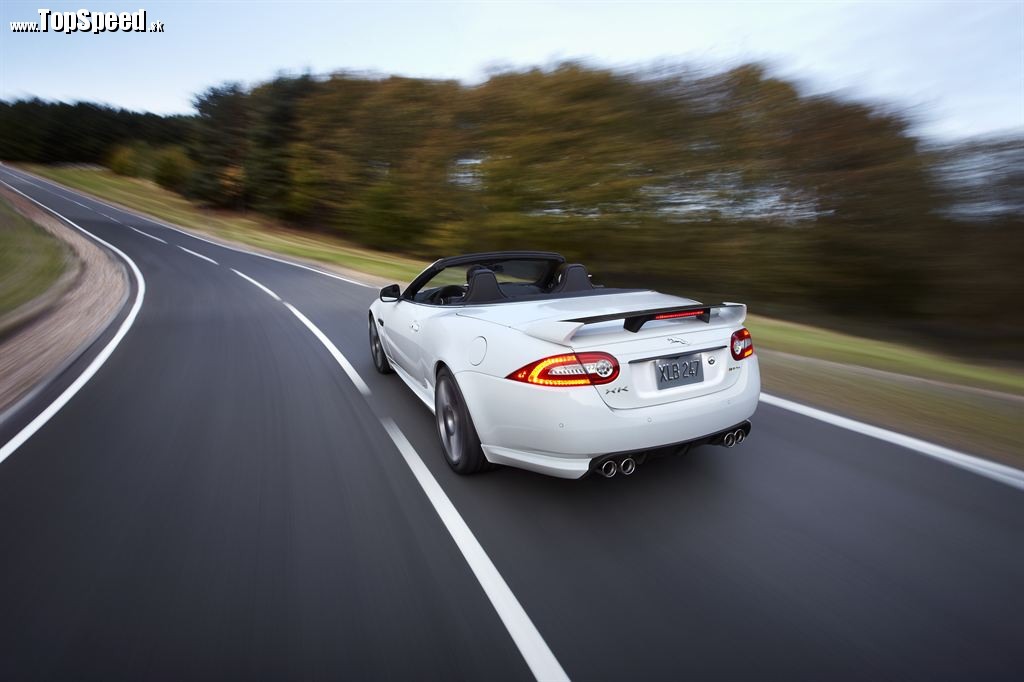 Jaguar XKR-S Convertible prešiel oproti verzii kupé drobnými zmenami zovňajšku