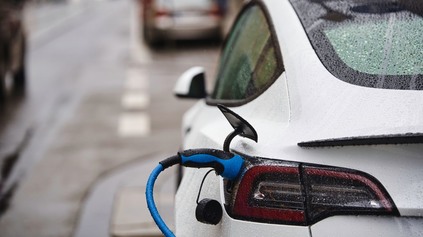 Prieskum medzi automobilovými manažérmi je studenou sprchou pre elektromobily