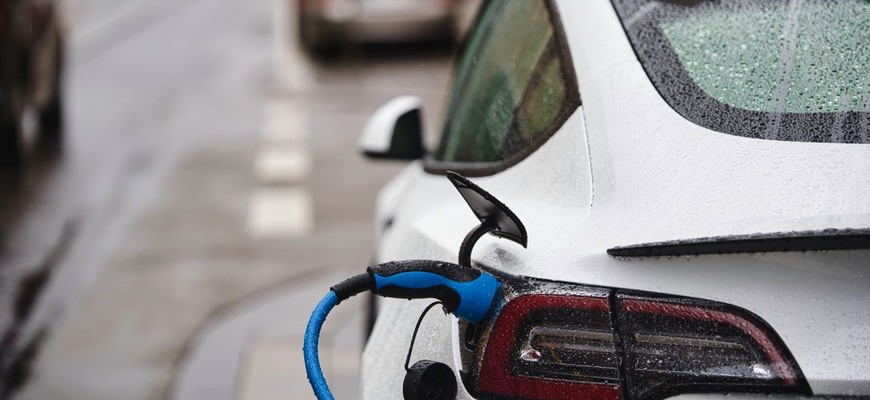 Prieskum medzi automobilovými manažérmi je studenou sprchou pre elektromobily