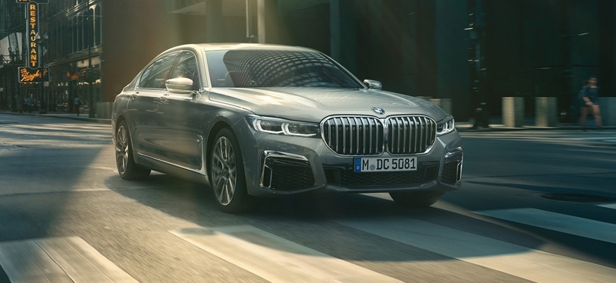 Skúsite si tipnúť, akú maximálnu rýchlosť má BMW 750i bez obmedzovača? To číslo vás prekvapí