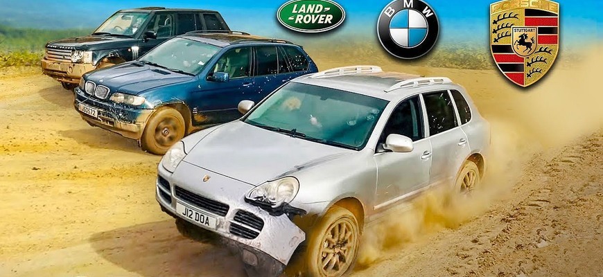 Staré Porsche Cayenne, BMW X5 a Range Rover si to rozdali v bahnitom off-roadovom súboji