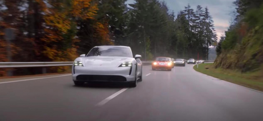 Porsche Taycan sa v USA predstaví reklamou s naháňačkou. Je výborná
