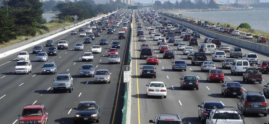 Kalifornia schválila navzdory Trumpovi prísne emisné limity