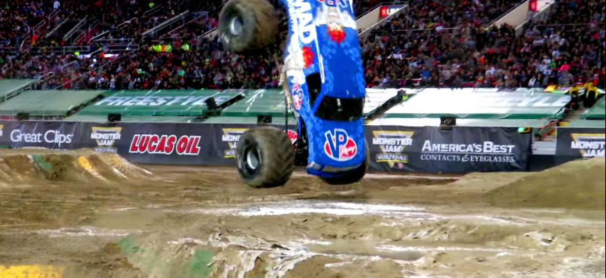 Šofér monster trucku poprel gravitáciu!
