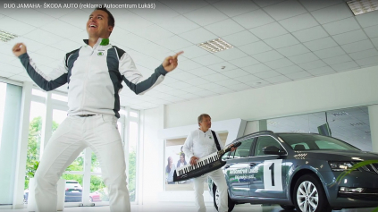 Moravský predajca Škoda má bizarnú reklamu od slovenskej kapely