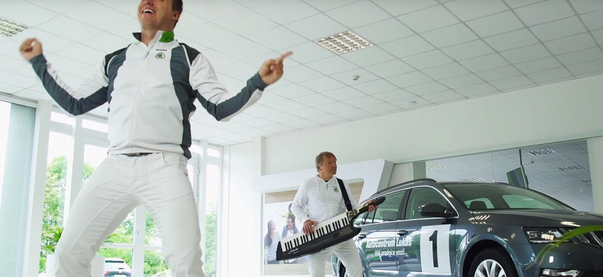 Moravský predajca Škoda má bizarnú reklamu od slovenskej kapely