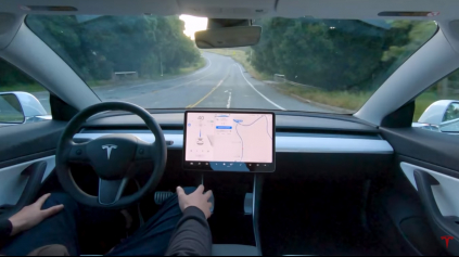 Nový autopilot Tesla dokáže ozaj zaujímavé veci